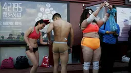 Peserta bersiap untuk mengikuti lomba lari " Half- Naked Marathon" di Olympic Forest, Beijing, Cina, (28/2). Peserta diwajibkan setengah telanjang untuk mengikuti lomba ini. (REUTERS / Kim Kyung - Hoon)