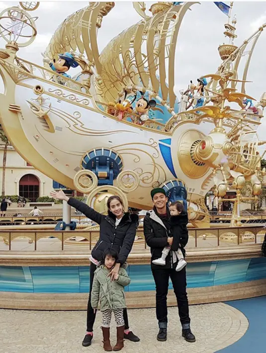 "Kimora aktif banget. Saking aktifnya, waktu kita liburan ke Disneyland, aku sempat kehilangan dia hampir setengah jam apa 1 jam gitu gara-gara dianya kemana," kata Fanny di kawasan Kebon Sirih, Jakarta Pusat, Kamis (6/4). (Instagram/fannyfabriana)