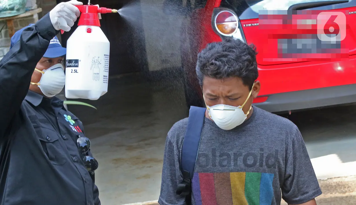 Petugas Dinkes Kota Depok melakukan sterilisasi dan evakuasi pekerja dirumah terjangkit virus corona  yang masih bertahan dirumah di Depok, Jawa Barat, Senin (2/3/2020). Dinkes Depok mengevakuasi pekerja untuk dibawa ke RSPI Sulyanti Saroso guna dilakukan pengecekan. (Liputan6.com/Herman Zakharia)