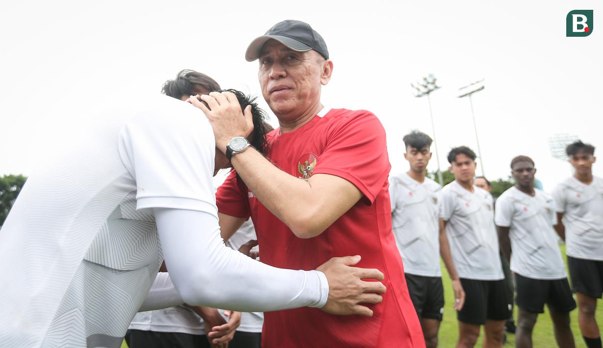 <p>Ketua Umum PSSI, Mochamad Iriawan bersalaman dengan&nbsp;pemain Timnas Indonesia U-20,&nbsp;Hokky Caraka saat latihan terpusat untuk Piala Asia U-20 2023 yang berlangsung di Lapangan A, Kompleks Stadion Utama Gelora Bung Karno (SUGBK), Jakarta, Rabu (15/02/2023). Skuad berjuluk Garuda Nusantara akan melakukan pertandingan uji coba bertajuk Mini Turnamen 2023 dalam waktu dekat melawan Fiji, Guatemala, dan Selandia Baru pada 16 hingga 22 Februari 2023. (Bola.com/Bagaskara Lazuardi)</p>