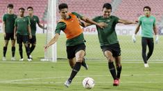 Pemain Timnas Indonesia, Fachruddin Aryanto, berebut bola dengan Dedik Setiawan saat latihan di Stadion Rajamangala, Bangkok, Jumat, (16/11). Latihan ini persiapan jelang laga Piala AFF 2018 melawan Thailand. (Bola.com/M. Iqbal Ichsan)
