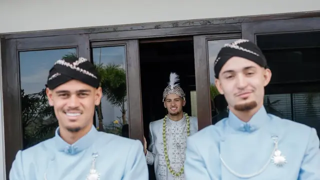Jadi Groomsmen Justin Hubner, Ivar Jenner dan Mees Hilgers Tampil Gagah Pakai Beskap Jawa