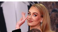 Namun bukanlah gaun yang dikenakan Adele yang mencuri perhatian. Justru cincin berlian yang dikenakannya saat hadir di acara tersebut. (instagram/lorraineschwartz)