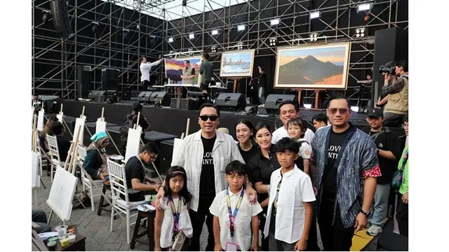 6 Potret AHY dan Ibas Yudhoyono Temani SBY Melukis di Pestapora, Support Sang Ayah