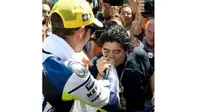 Maradona mencium tangan Valentino Rossi. (Instagram @valeyellow)