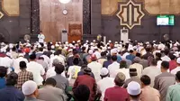 Pelaksanaan salat berjamaah di Masjid Raya Darussalam Palangka Raya. (Liputan6.com/Roni Sahala)