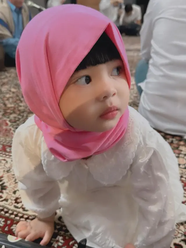Potret Imut Ameena Anak Atta Halilintar dan Aurelie Hermansyah Pakai Hijab Pink dan Berponi, Lucu Bak Boneka Hidup