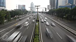 Suasana arus lalu lintas jalan protokol di kawasan Mampang, Jakarta, Kamis (5/5). Libur panjang libur nasional dan cuti bersama 5 sampai 8 Mei membuat sejumlah ruas di Jakarta terpantau lengang. (Liputan6.com/Immanuel Antonius)