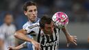 Striker Juventus, Mario Mandzukic (kanan) berebut bola dengan pemain Lazio, Lucas Biglia, dalam final Piala Super Italia 2015 di Stadion Shanghai, Tiongkok. Sabtu (8/8/2015). (Reuters/Aly Song)