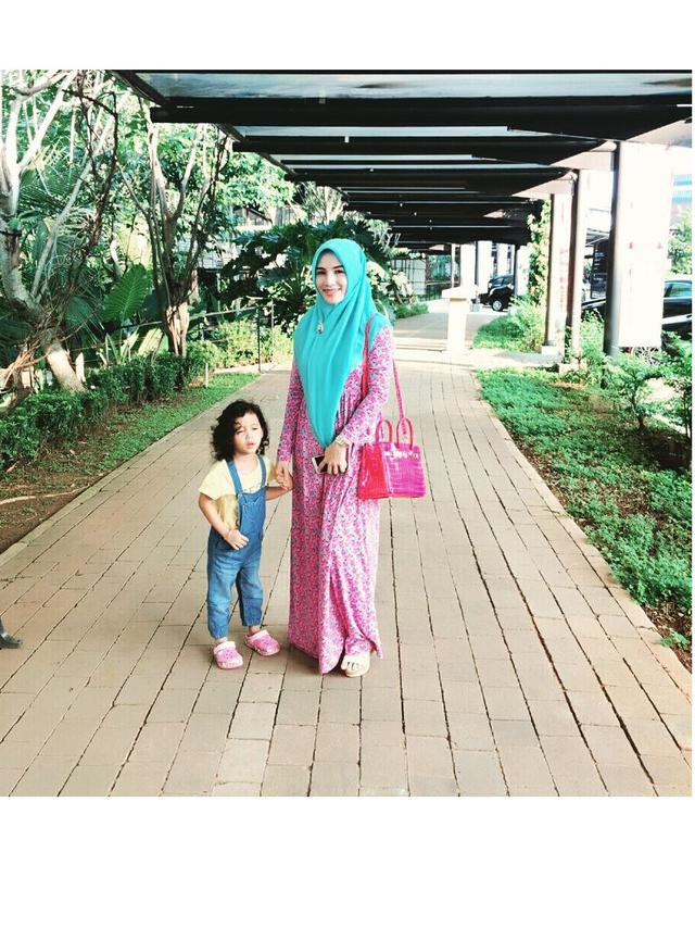 6 Pesona Benazir Istri Muda Limbad yang Dikabarkan Gugat Cerai