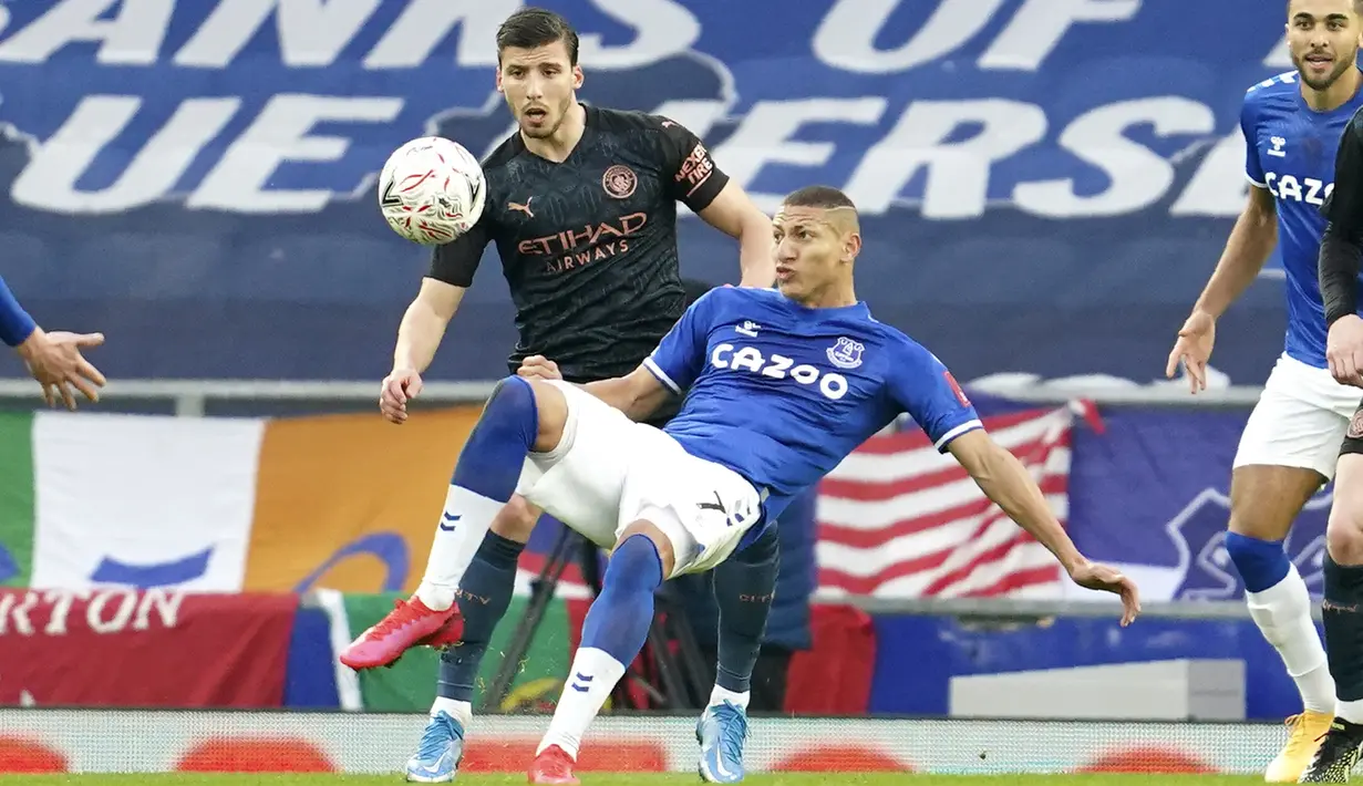 Bek Manchester City, Ruben Dias dan penyerang Everton, Richarlison bersaing pada perempat final Piala FA 2020/2021 di Goodison Park, Minggu dini hari WIB (21/3/2021). Manchester City lolos ke babak semifinal Piala FA setelah menang 2-0 atas Everton. (AP Photo/Jon Super, Pool)