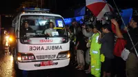 Ambulans yang membawa jenazah Humprey Ejike alias Doctor dari Nusakambangan tiba di Dermaga Wijayapura, Cilacap, Jawa Tengah, Jumat (29/7/2016) pagi. (Liputan6.com/Helmi)