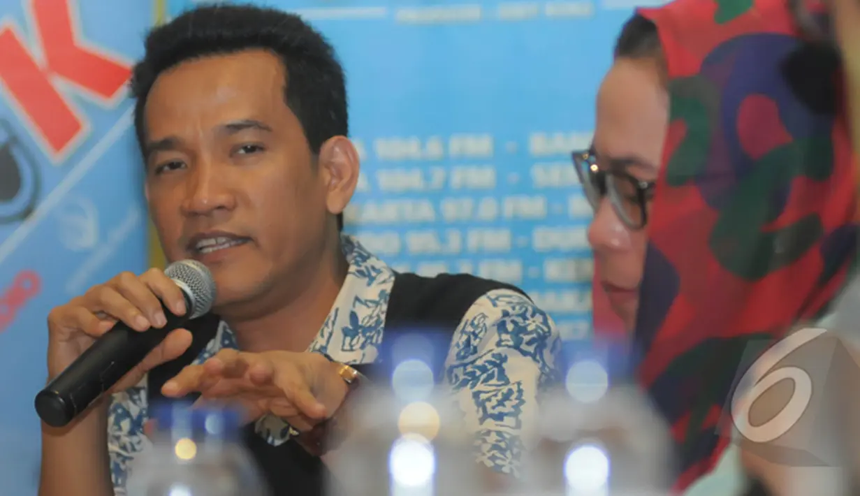 Refly Harun saat menjadi pembicara pada bertajuk "Simalakama Jokowi" di kawasan Cikini, Jakarta, Sabtu (14/2/2015). Banyak permasalahan yang dihadapi Jokowi dinilai para pengamat seperti buah simalakama. (Liputan6.com/Herman Zakharia)