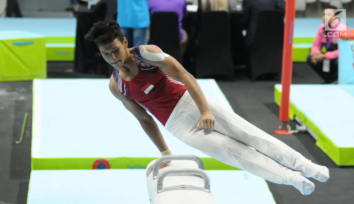 Pesenam muda Indonesia, Abinyu Rafi beraksi pada palang kuda di Kejuaraan Senam Artistik Junior Asia ke-15 di Istora Senayan, Jakarta, Rabu (25/4). Di ajang ini, Indonesia menurunkan 10 atlet, lima putra dan lima putri. (Liputan6.com/Helmi Fithriansyah)