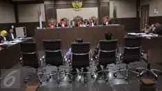 Dua orang saksi bersiap mengikuti sidang lanjutan kasus korupsi pengadaan e-KTP di pengadilan Tipikor, Jakarta (10/4). Sidang kali ini masih beragendakan pemeriksaan saksi. (Liputan6.com/Helmi Afandi)