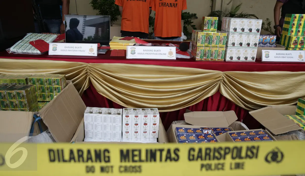 Barang bukti diperlihatkan Polres Pelabuhan Tanjung Priok saat rilis tiga kasus kejahatan yang berhasil diungkap oleh petugasnya, Jakarta, Selasa (11/4). Kasus tersebut yaitu materai palsu, obat ilegal dan protitusi online (Liputan6.com/Faizal Fanani)