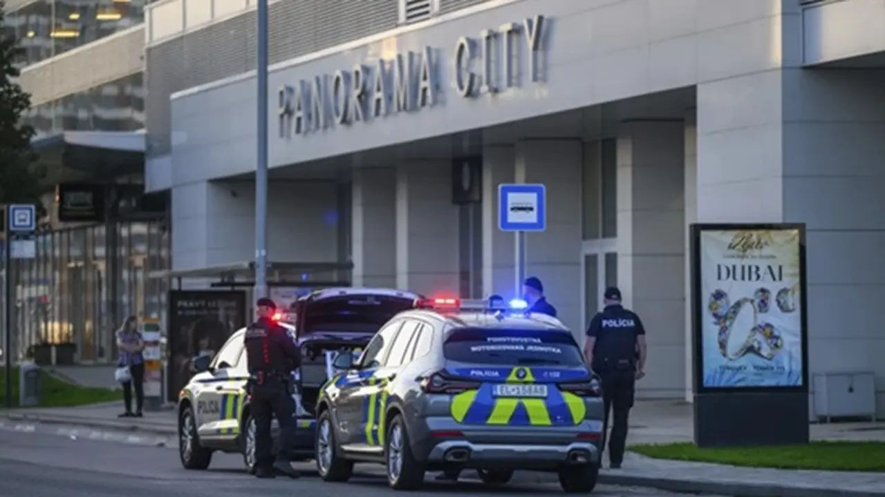 Polisi mengamankan evakuasi warga dari gedung-gedung akibat penemuan sebuah bom Perang Dunia II di Jalan Landererova, Bratislava, Selasa (9/9/2025).