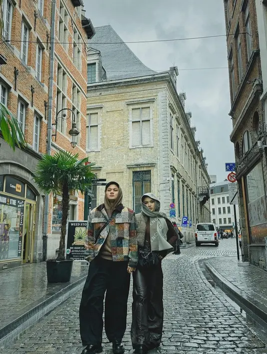 Sayangnya foto mesra mereka justru dinilai terlalu berlebihan oleh netizen.