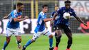 Penyerang Atalanta, Duvan Zapata, berusaha melewati pemain Napoli pada laga lanjutan Serie A pekan ke-29 di Gewiss Stadium, Jumat (3/7/2020) dini hari WIB. Atalanta menang 2-0 atas Napoli. (AFP/Miguel Medina)
