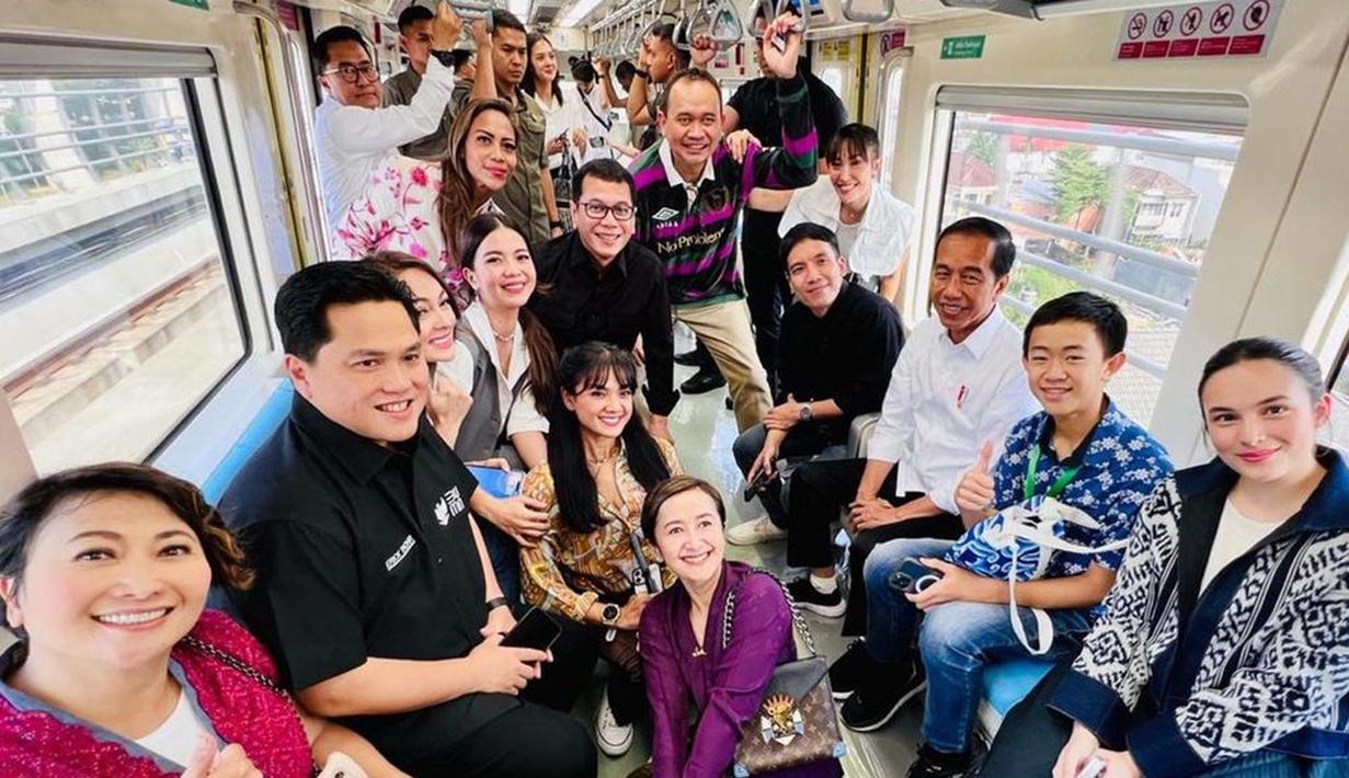 Artis papan atas termasuk Kirana Larasati, Ayu Dewi, Yuni Sara, Chelsea Islan, Widi Mulia, Nirina Zubir, Indy Barends, Aurelie Moeremans, Reisa Broto Asmoro, Desta, Candil, Lukman Sardi, Ari Lasso hingga Cak Lontong ikut menjajal LRT Jabodetabek bersama Presiden RI. Para artis tampak antusias dalam momen tersebut. (Liputan6.com/IG/@indybarends)