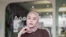 Dara Arafah saat berpose dengan busana muslimah berwarna coklat dan mengunggahnya ke Instagram dengan keterangan, “Assalamualaikum. Gak jawab dosa”. (Instagram/daraarafah)