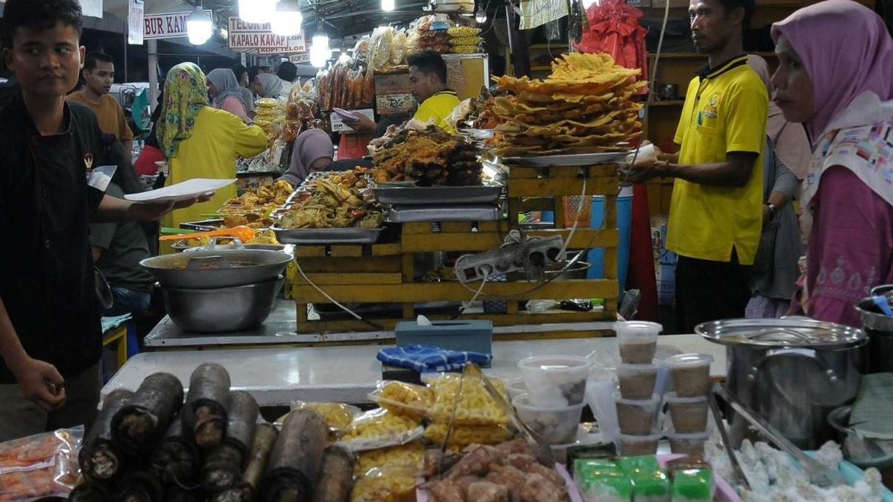 Lauk pauk yang disajikan di sini pun beraneka ragam dan cocok untuk dijadikan sebagai menu untuk berbuka puasa maupun sahur. Foto: merdeka.com / Imam Buhori