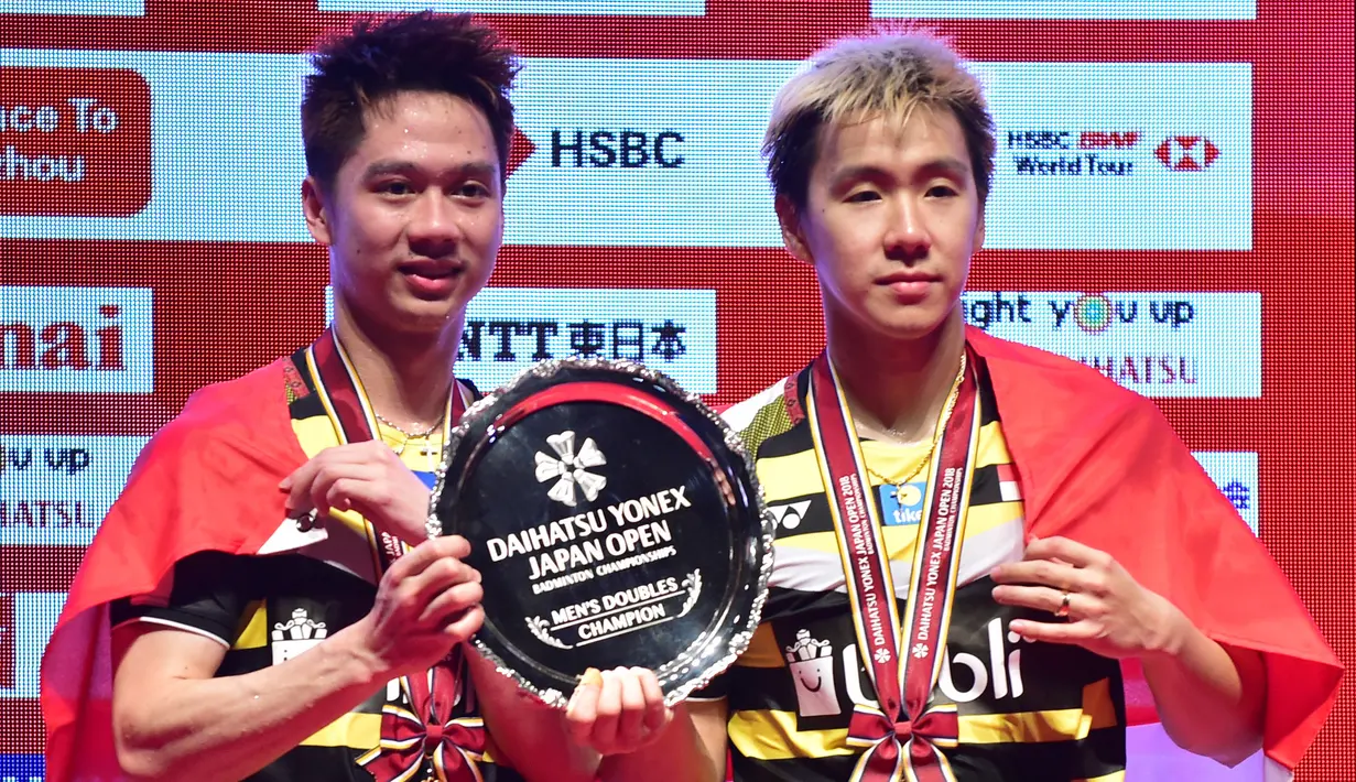 Ganda putra Indonesia, Kevin Sanjaya / Marcus Gideon, merayakan kemenangan atas Li Junhui / Liu Yuchen pada final Jepang Terbuka di Tokyo, Minggu (16/9/2018). Kevin Sanjaya / Marcus Gideon berhasil menjadi juara. (AFP/Kazuhiro Nogi)