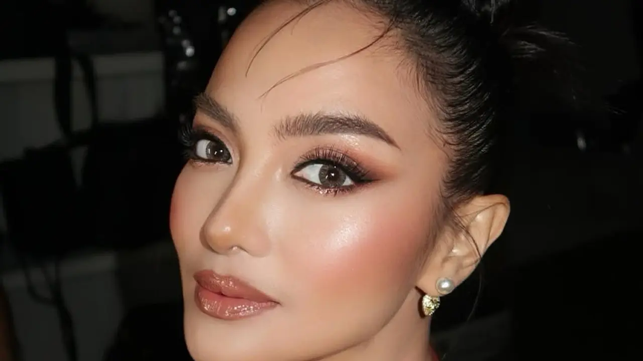 Glam Look Ririn Ekawati yang Memukau, Perpaduan Satin Skin dan Cut Crease Eyeshadow