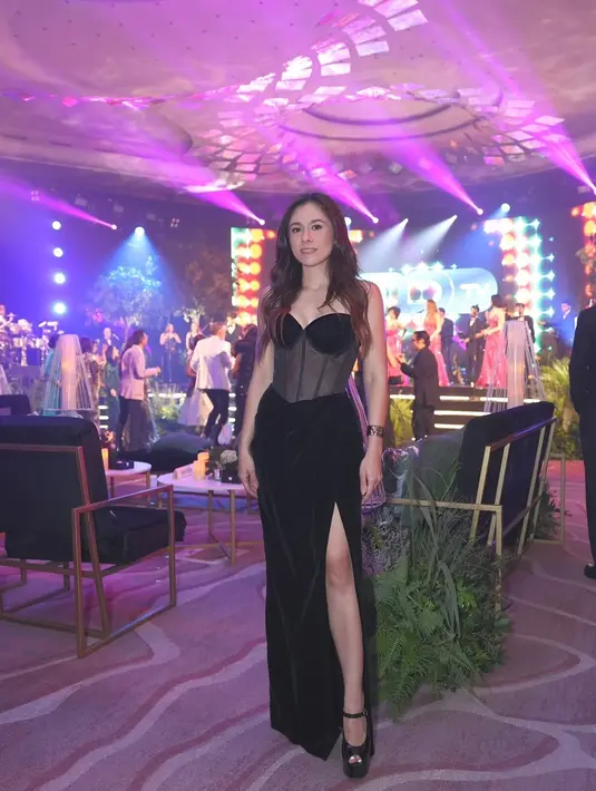 Wulan Guritno memilih tampil minimalis namun glamor dengan sheer corset dress hitam berpotongan high slit, menonjolkan kesan sensual tanpa berlebihan. [@wulanguritno].