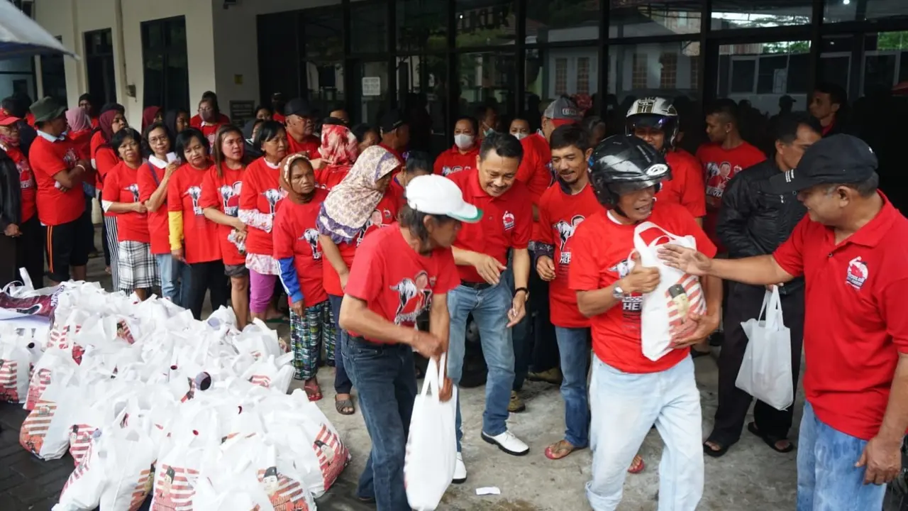 Relawan pendukung politikus PDIP Mochamad Hervianto yang tergabung dalam Sedulur Saklawase