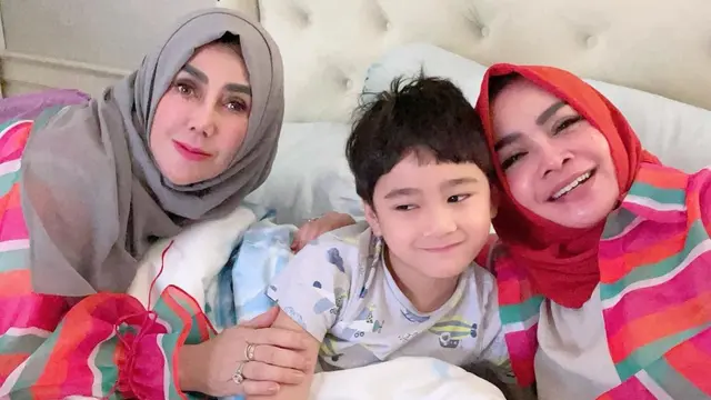 Amy Qanita dan Rieta Amalia mengasuh cucu (Instagram/rieta_amilia)