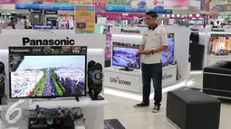 Pekerja menjaga stan panasonic di Elektronic City, Jakarta, Kamis (4/2). PT Panasonic Gobel Indonesia menyatakan, pada tahun ini, pihaknya justru siap melakukan ekspansi besar-besaran. (Liputan6.com/Angga Yuniar)