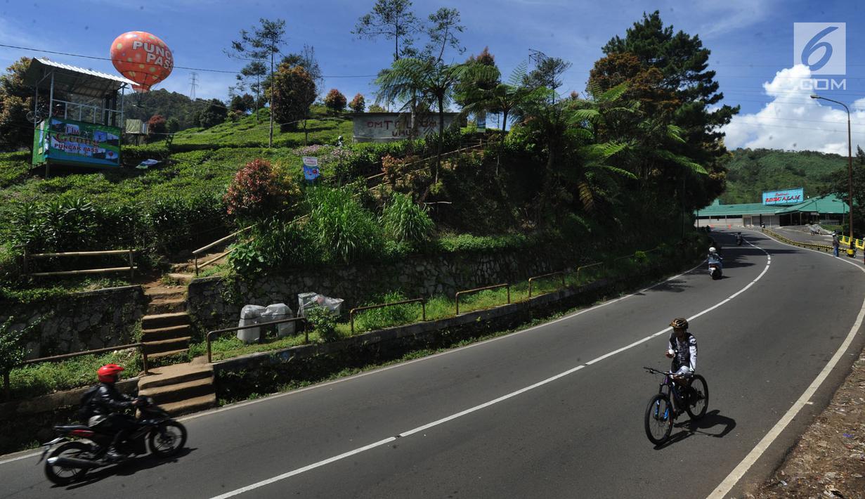 Kondisi jalanan di kawasan Puncak yang terlihat sepi, Bogor (29/03). Akibat terjadi longsor di Ciloto, sejumlah jalan di kawasan puncak ditutup. (Merdeka.com/Arie Basuki)