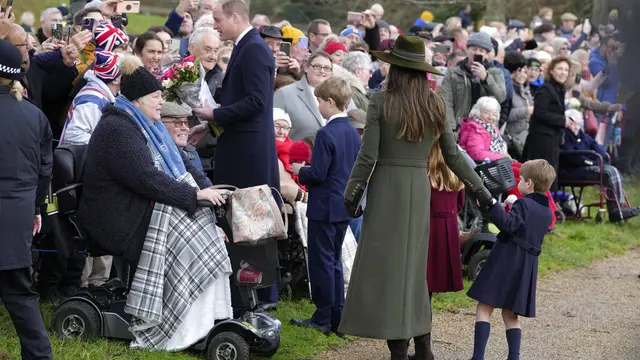 Pangeran Louis dan ibunya, Kate Middleton menghadiri Misa Natal 2022. (AP Photo/Kirsty Wigglesworth)