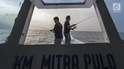 Anggota Jurnalis Joran Reborn memancing ikan saat menggelar Saur on The Boat di kawasan Pulau Tunda, Serang, Banten, Jumat (17/5/2019). Kegiatan ini bertema 'Indahnya Silaturahmi, Indahnya Berbagi'. (Liputan6.com/HO/Ebe)