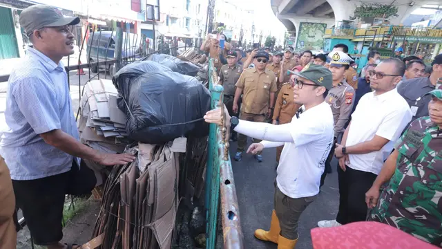 Wakil Wali Kota Tangerang Selatan, Pilar Saga Ichsan, turun langsung membersihkan sampah dan menertibkan PKL di depan Plaza Ciputat. (Istimewa)