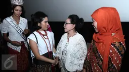 Dian Sastro bersalaman dengan Mooryati Soedibyo saat menghadiri nonton bareng film Kartini di kawasan Senayan, Jakarta, Jumat (7/4). (Liputan6.com/Herman Zakharia)