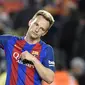 Gelandang Barcelona Ivan Rakitic meminta maaf pada pemain Granada.  (AFP/Lluis Gene)