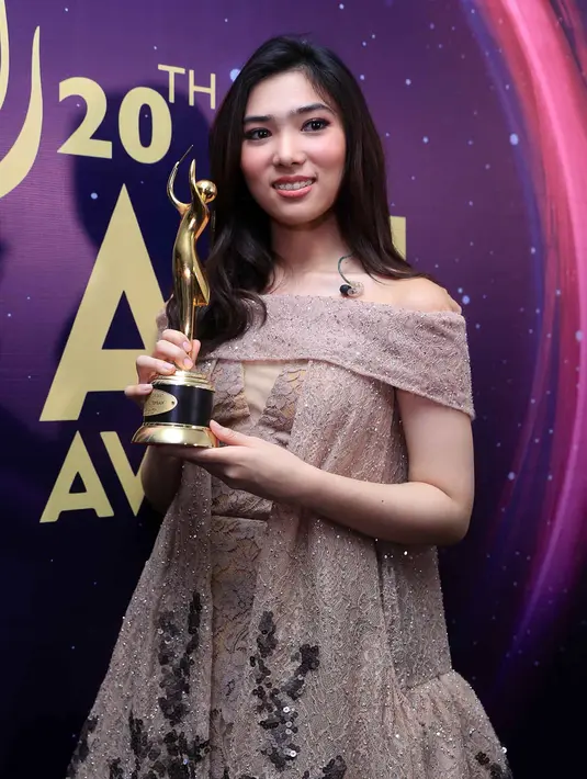 Dengan lagu Anganku Anganmu ini Raisa dan Isyanan membawa dua piala kemenangan, Karya Produksi Kolaborasi Terbaik dan kategori Duo Grup Terbaik. Rona bahagia pasti dirasakan oleh Isyana dan Raisa saat ini. (Deki Prayoga/Bintang.com)
