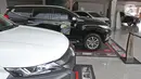 Sejumlah unit mobil baru berada di salah satu showroom penjualan Mitsubishi kawasan Mampang, Jakarta, Senin (19/10/2020). Hal tersebut memang diharapkan mampu menstimulus pasar roda empat di Tanah Air, yang terdampak karena pandemi virus Corona Covid-19. (Liputan6.com/Herman Zakharia)