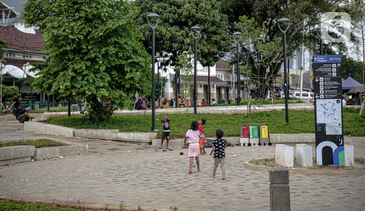 Anak-nak bermain di kawasan integrasi terpadu Stasiun Manggarai, Jakarta, Senin (10/1/2022). Nantinya, Stasiun Manggarai akan diintegrasikan sebagai kawasan Transit Oriented Development (TOD) agar pergerakan masyarakat lebih efektif dan efisien. (Liputan6.com/Faizal Fanani)