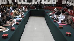 Suasana pertemuan antara Wakil Ketua DPR RI Fadli Zon bersama Anggota Komisi III Muhammad Syafi'i dan pengacara Ahmad Dhani dengan pihak Pengadilan Tinggi DKI Jakarta, Senin (4/2). (Merdeka.com/Iqbal Nugroho)