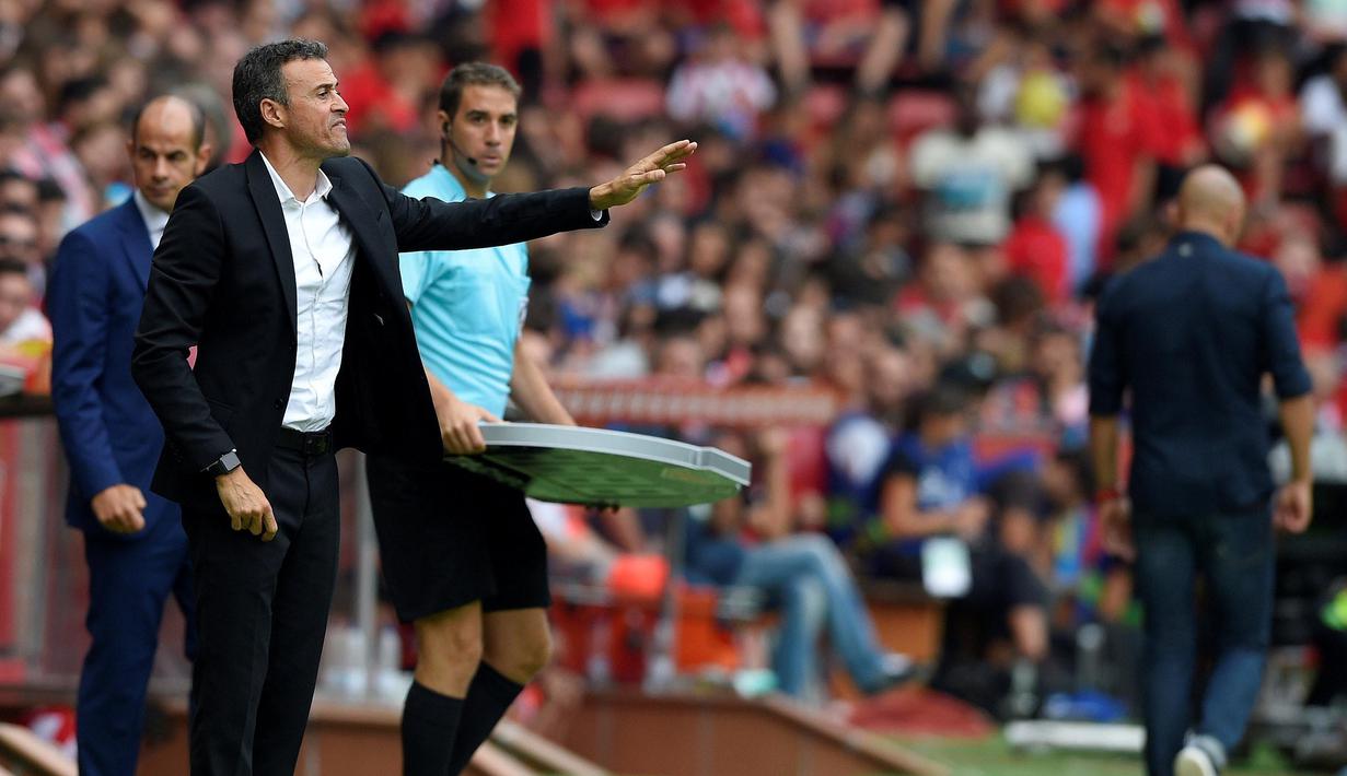 Pelatih Barcelona, Luis Enrique terus mengatur strategi saat timnya melawan Sporting Gijon pada lanjutan La Liga Spanyol di Stadion El Molinon, Gijon, Sabtu (24/9/2016) WIB. (REUTERS/Eloy Alonso)