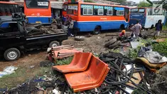 Pekerja memotong dan memisahkan sisa bagian rangka angkutan Metromini di salah satu pool Metromini, Jalan Pulogebang, Jakarta, Rabu (3/1). Satu unit bangkai metromini dihargai senilai Rp12 juta oleh pengepul besi bekas. (Liputan6.com/JohanTallo)