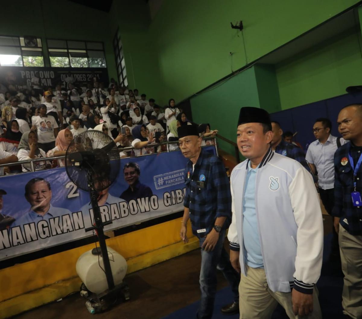 Sekretaris Tim Kampanye Nasional (TKN) Prabowo-Gibran, Nusron Wahid bersama Ketua Umum DPP Partai Prima Agus Jabo Priyono dan jajaran pimpinan Partai Prima saat menghadiri Apel Siaga Petugas Posko Pemenangan di Gor Bulungan, Jakarta, Minggu (7/1/2024).