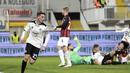 Gelandang Spezia, Giulio Maggiore melakukan selebrasi usai mencetak gol pertama timnya ke gawang AC Milan dalam laga lanjutan Liga Italia 2020/21 pekan ke-22 di the Alberto-Picco Stadium, La Spezia, Sabtu (13/2/2021). Spezia menang 2-0 atas AC Milan. (LaPresse via AP/Tano Pecoraro)