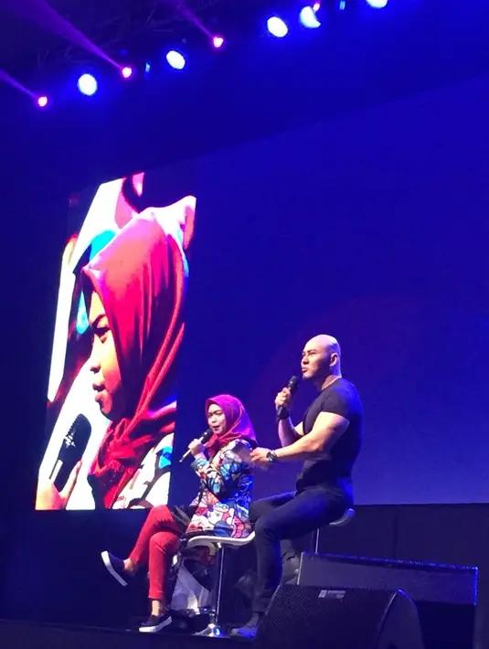 Seperti berikut ini, ada Ria Ricis dan Deddy Corbuzier di panggung XYZ Day 2018. Tampak keduanya sedang berbagi kepada peserta yang telah hadir saat itu. (Syifa Ismalia/Bintang.com)