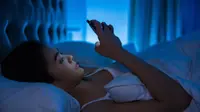 Sering Main Ponsel Sebelum Tidur Dapat Sebabkan Kebutaan. Foto : SHUTTERSTOCK