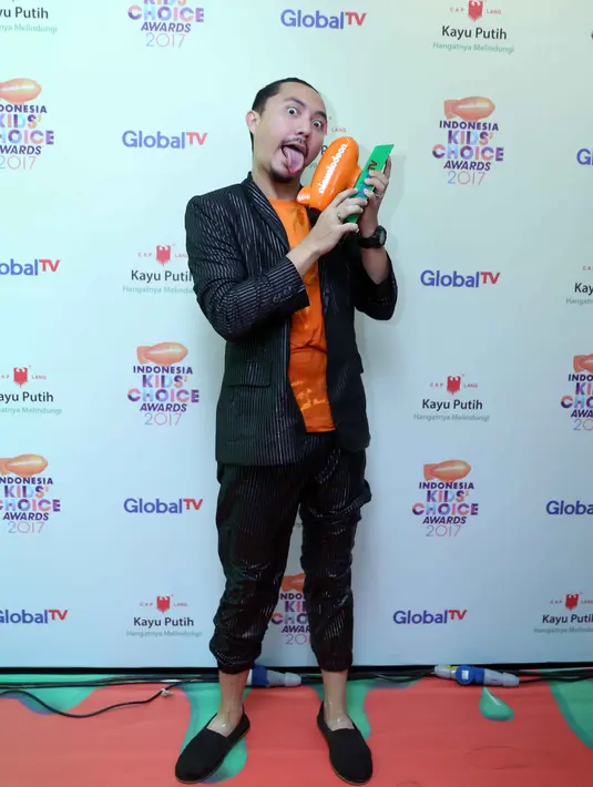 "Bukan berarti enak ya, karena kan menyusui juga butuh tenaga, ada kelelahan tersendiri. Belum lagi ada kakaknya, tetap ngurus sendiri," papar Omesh. (Nurwahyunan/Bintang.com)