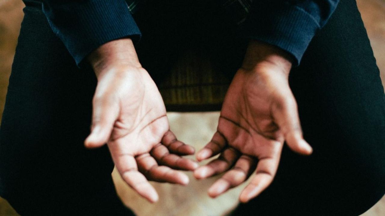 Bacaan Doa Agar Orang yang Kita Cintai Mencintai Kita Sesuai Syariat Islam Beserta Waktu Bermunajat
